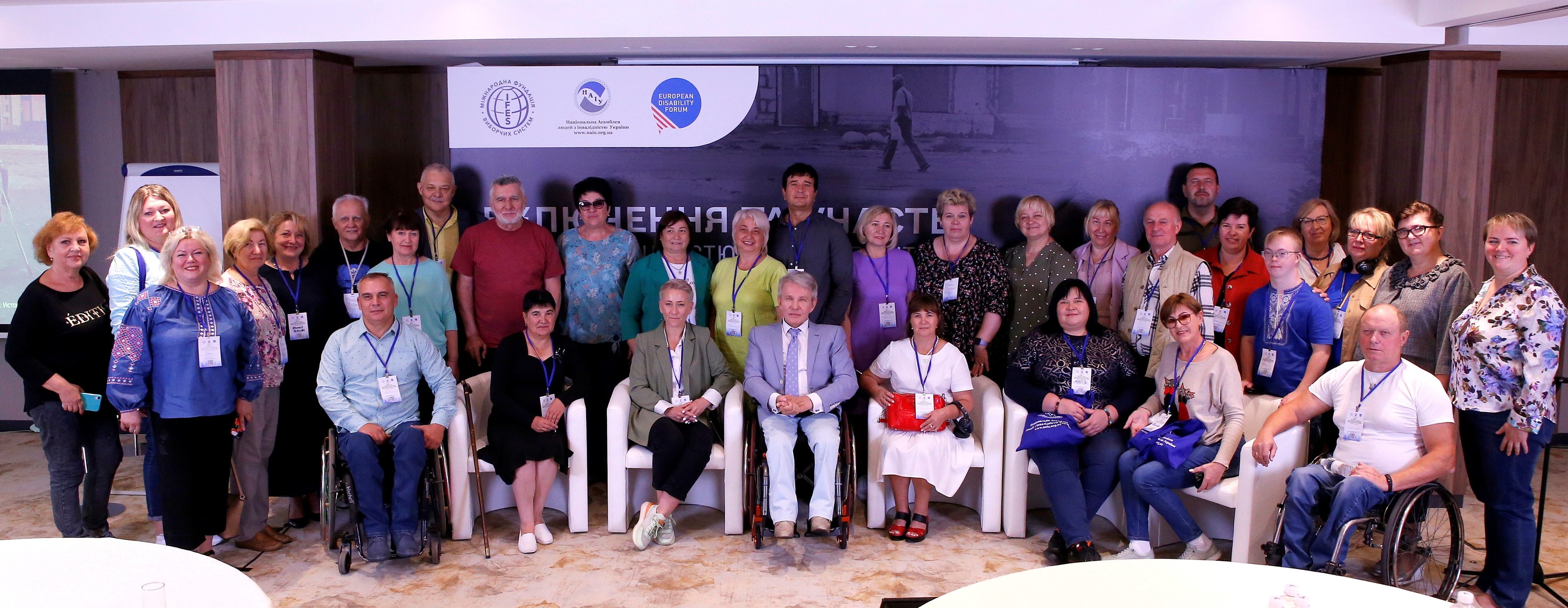 Олег М. в центрі під час Форуму